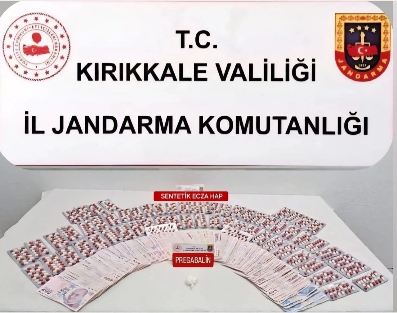 ARAMADA 880 SENTETİK ECZA HAPI, 8 GRAM PREGABALİN VE 40 BİN LİRA NAKİT PARA ELE GEÇİRİLDİ
