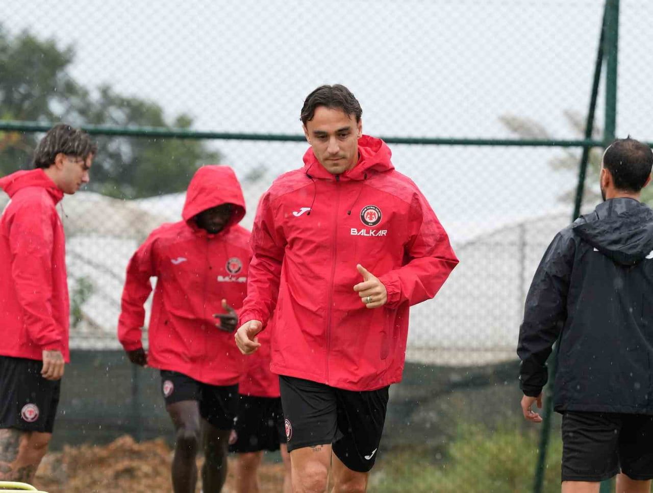 TRENDYOL SÜPER LİG EKİPLERİNDEN ÇORUM FK, MİLLİ MAÇLAR NEDENİYLE LİGE VERİLEN ARADA ANTALYA’DA...