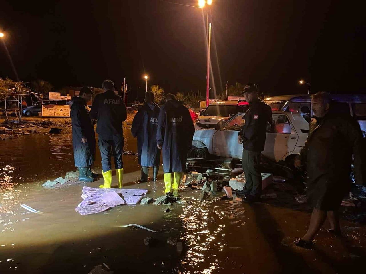 ANTALYA GENELİNDE ETKİLİ OLAN KUVVETLİ YAĞIŞLARA KARŞI BİN 901 PERSONEL, 624 ARAÇ VE 248 İŞ...