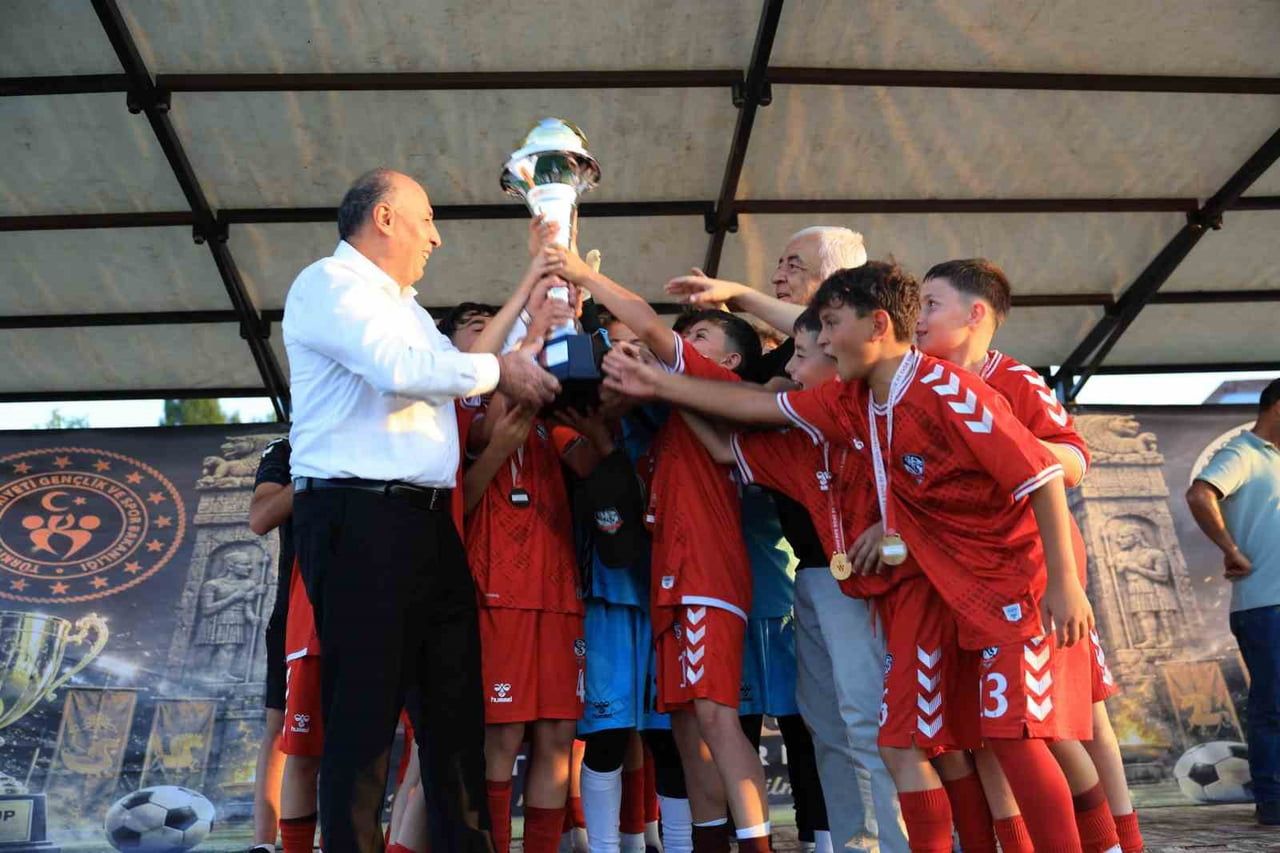 KUPA BELEDİYE BAŞKANI ŞERİF ARSLAN TARFINDAN TAKDİM EDİLDİ.