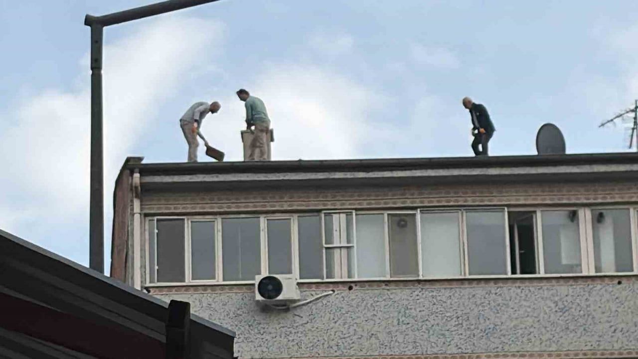 ELAZIĞ’DA 6 KATLI BİR BİNANIN ÇATISINDA KİREMİT DEĞİŞTİREN 3 KİŞİ, HİÇBİR GÜVENLİK ÖNLEMİ ALMADAN...