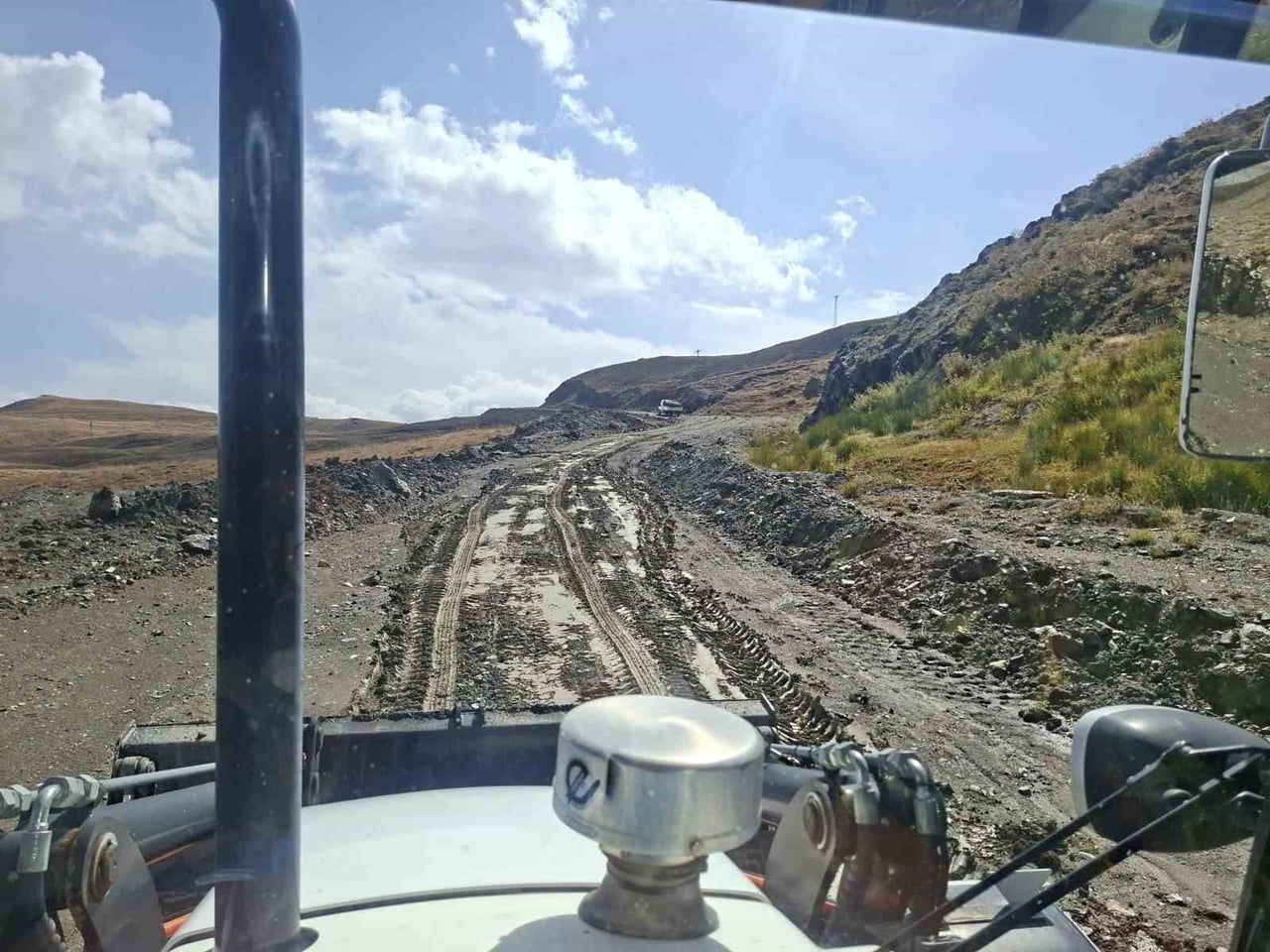 HAKKARİ’DE ETKİLİ OLAN YAĞMUR NEDENİYLE 3 BİN 500 RAKIMLI BERÇELAN YAYLASI YOLUNDA ÇAMURA SAPLANAN...