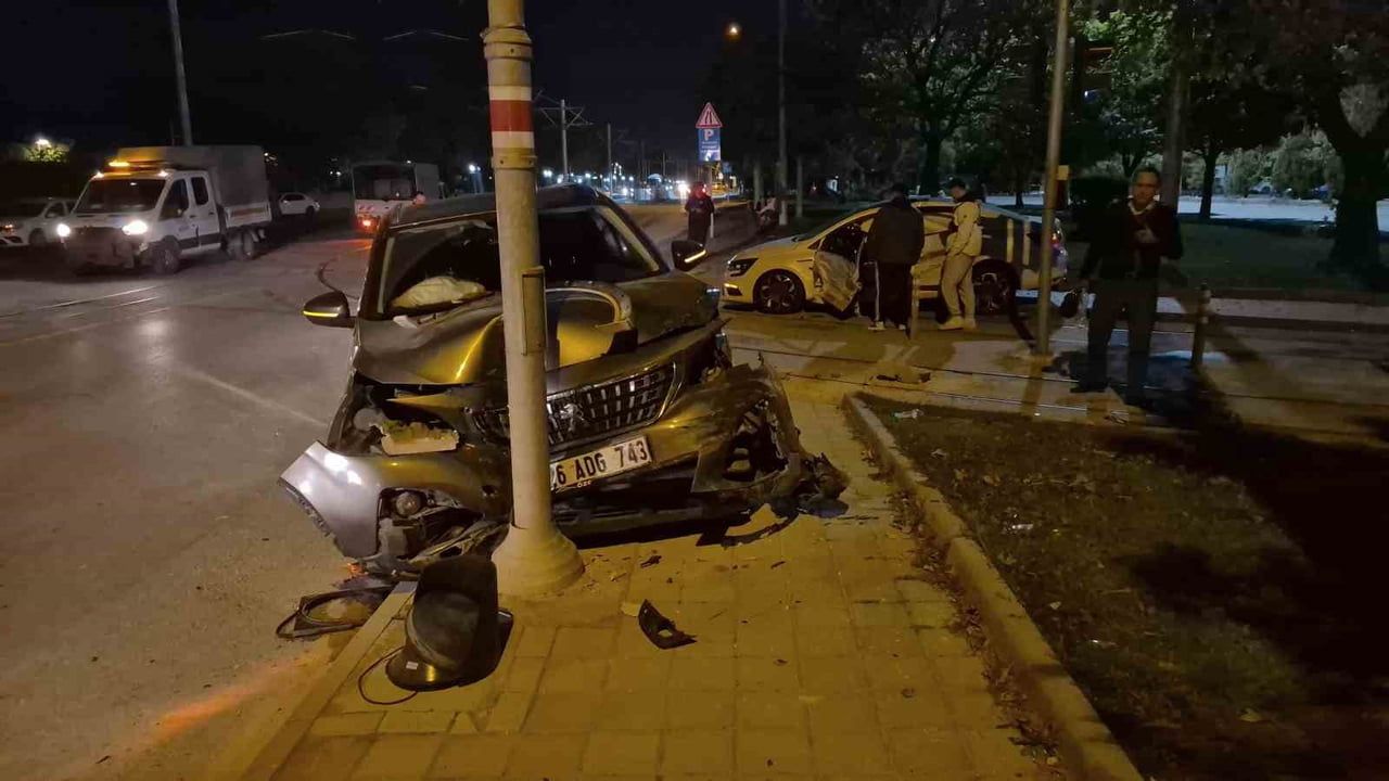 ESKİŞEHİR'DE 2 ARACIN KAVŞAKTA ÇARPIŞTIĞI TRAFİK KAZASI SONUCU 3 KİŞİ YARALANDI. KAZANIN ARDINDAN...