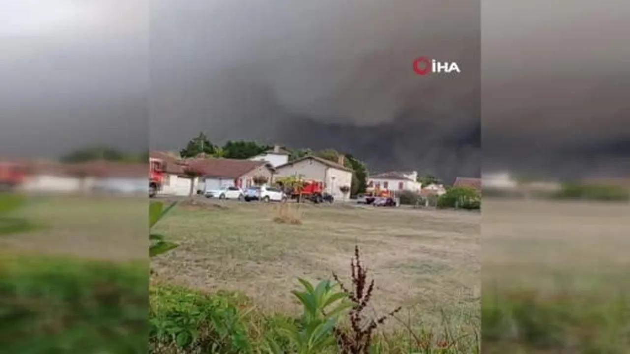 Fransa'nın güneybatısındaki çam ormanlarında çıkan yangın nedeniyle 525 kişi tahliye...