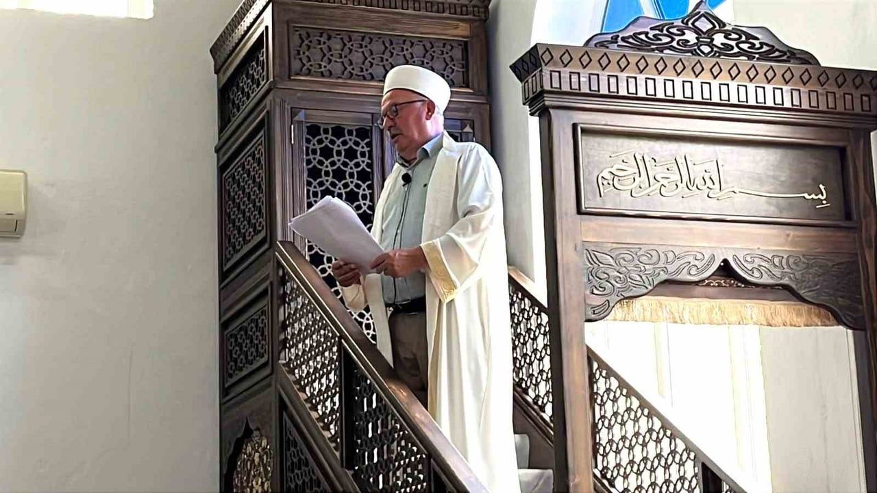 SİNOP’TA 44 YILLIK İMAMLIK GÖREVİNİ TAMAMLAYAN KAMİL BİNAL, EMEKLİYE AYRILDI. BİNAL, SON CUMA...