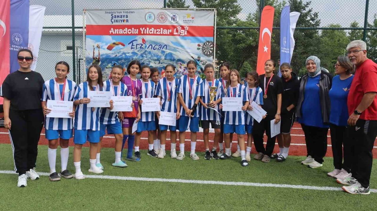 ERZİNCAN’DA DÜZENLENEN ANADOLU YILDIZLAR LİGİ TÜRKİYE FUTBOL ŞAMPİYONASI’NDA MANİSA’YI TEMSİL EDEN...