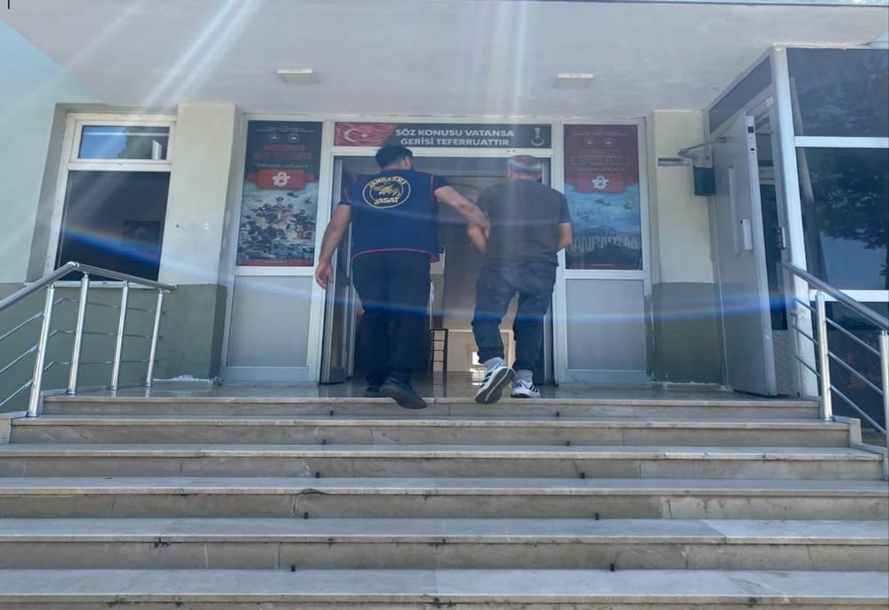 TOKAT İL JANDARMA KOMUTANLIĞI EKİPLERİ, HAKLARINDA KESİNLEŞMİŞ HAPİS CEZASI BULUNAN 2 FİRARİ...