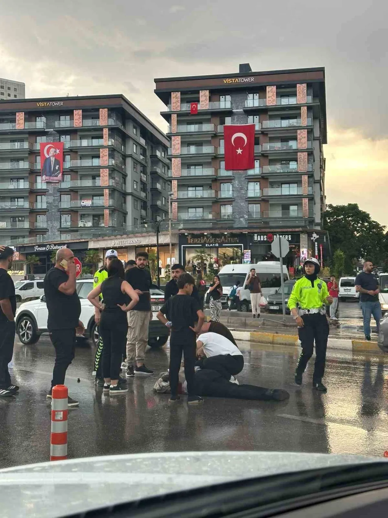 ELAZIĞ’DA YOLUN KARŞISINA GEÇMEYE ÇALIŞAN ADAM, OTOMOBİLİN ÇARPMASI SONUCU AĞIR YARALANDI