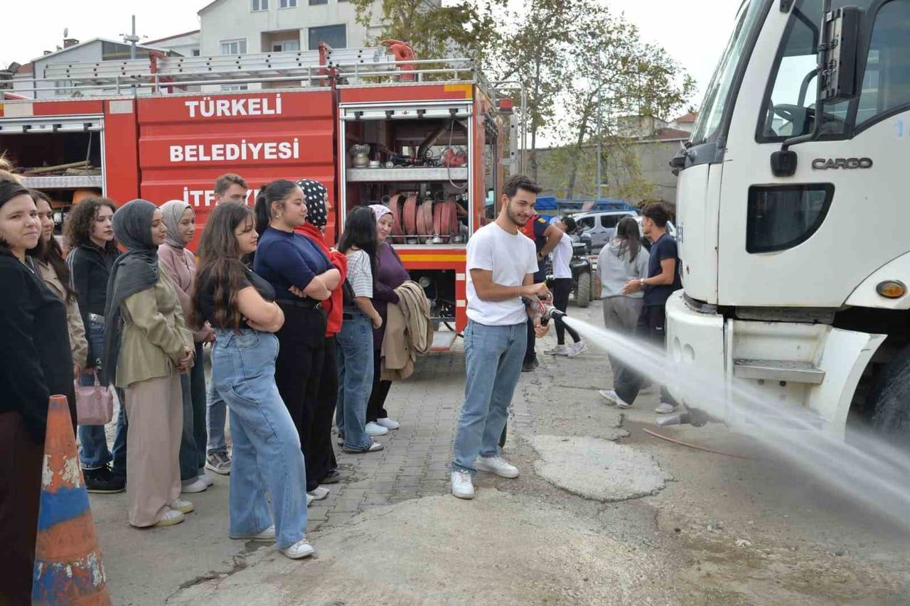 TÜRKELİ’DE AFET YÖNETİMİ ÖĞRENCİLERİNE UYGULAMALI İTFAİYE EĞİTİMİ TÜRKELİ MESLEK YÜKSEKOKULU ACİL...