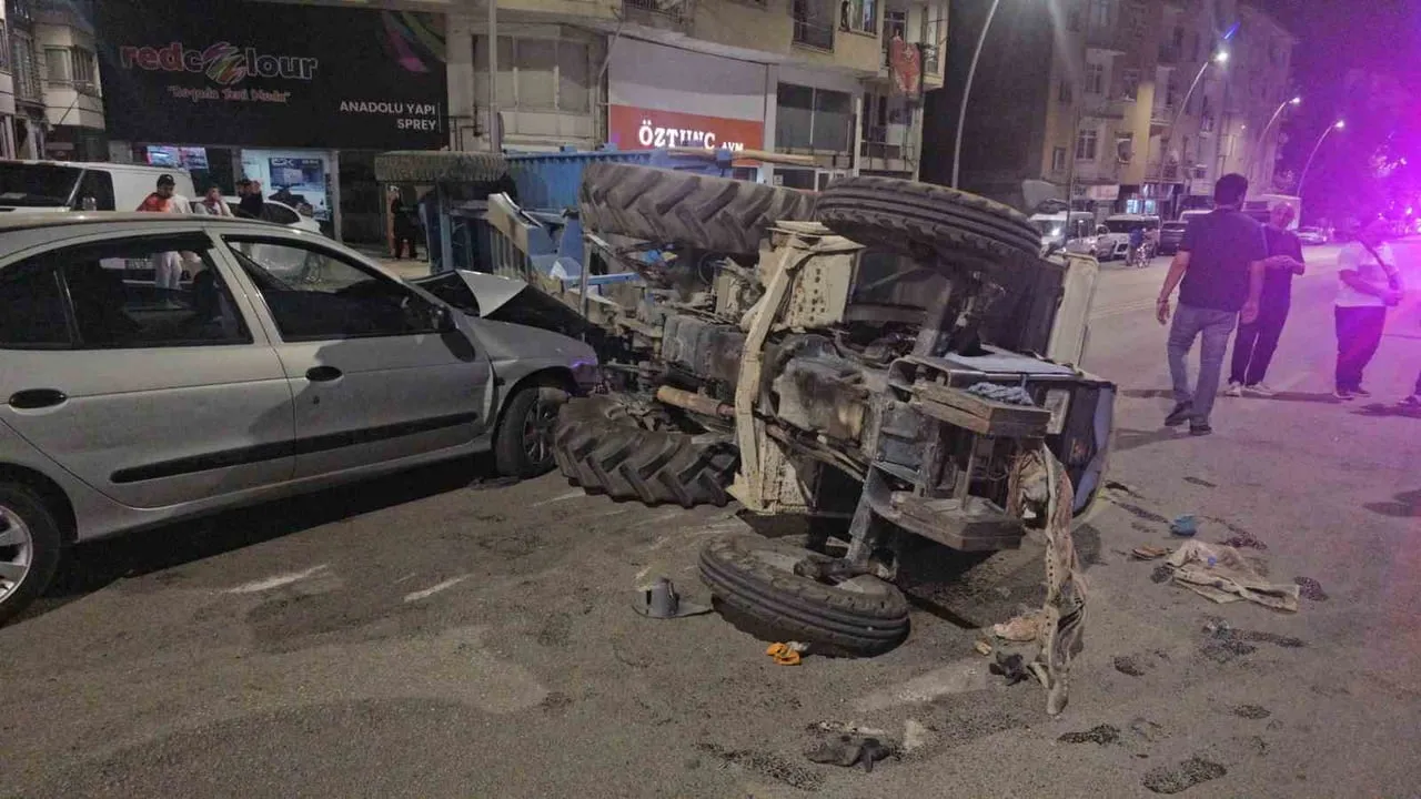 ELAZIĞ’DA OTOMOBİL İLE TRAKTÖRÜN ÇARPIŞMASI SONUCU MEYDANA GELEN KAZADA 5 KİŞİ YARALANDI