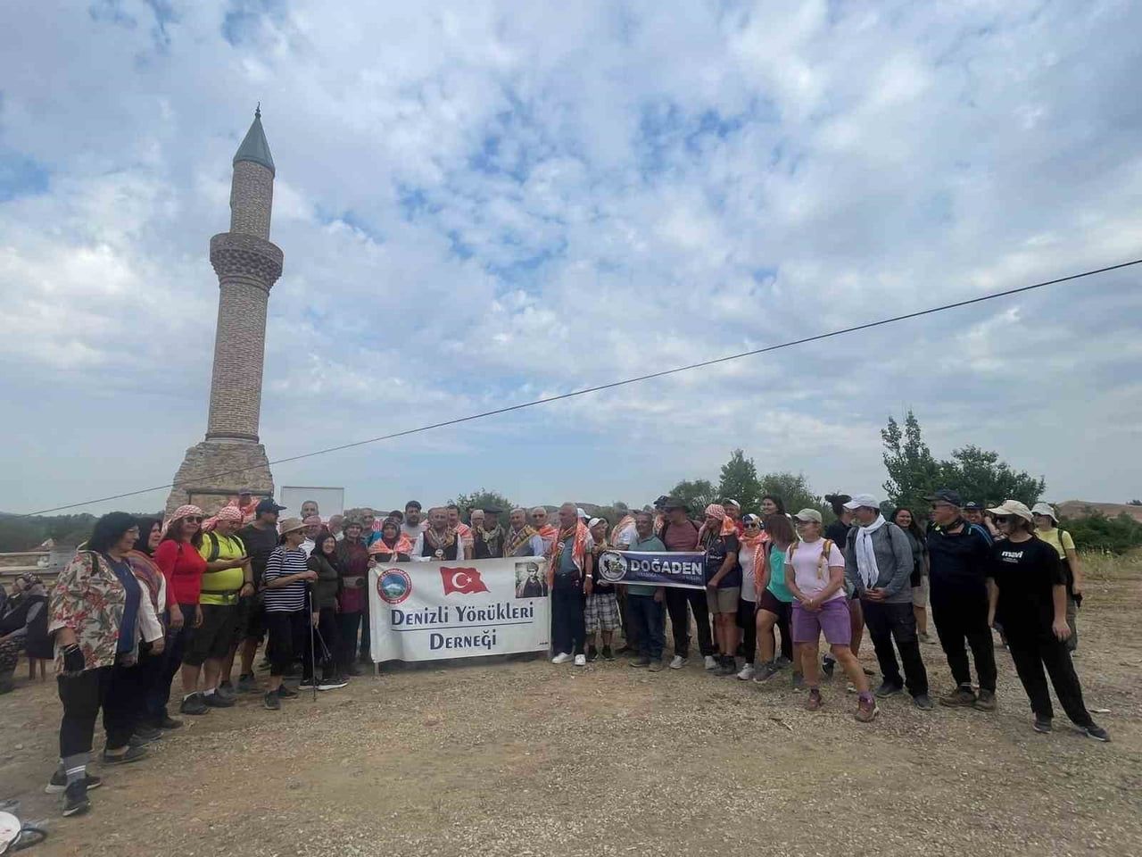 ÇAL’DA GEÇMİŞ YENİDEN CANLANDI DEVE VE ATLARDAN OLUŞAN KERVAN, ASIRLIK GÜZERGÂHTA...