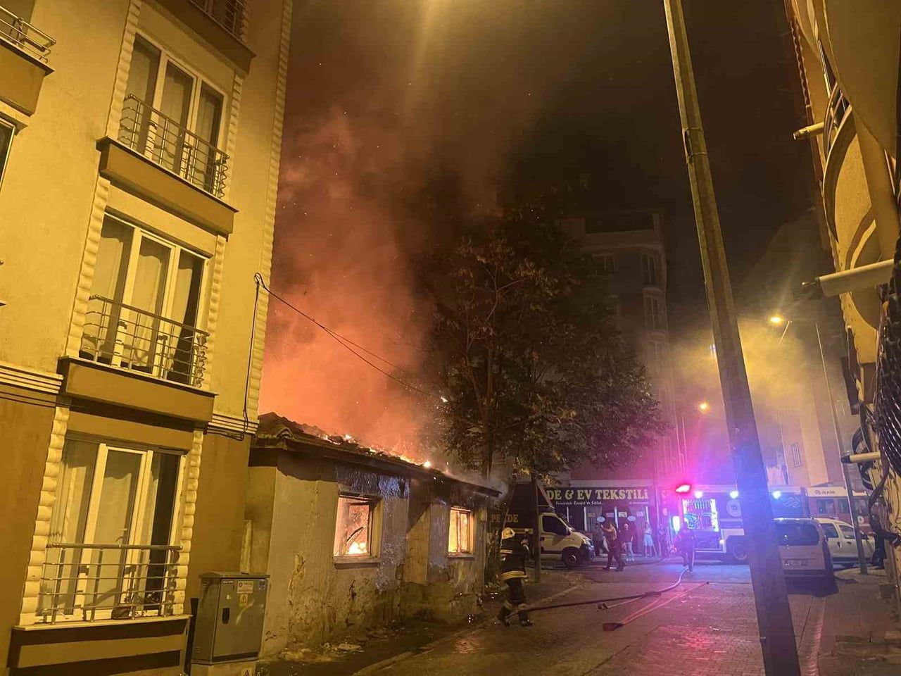 TEKİRDAĞ'DA METRUK BİNADA ALEVLER GECEYİ AYDINLATTI, MAHALLELİ SOKAĞA DÖKÜLDÜ