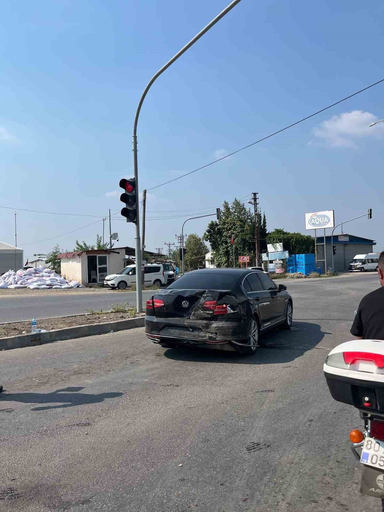 OSMANİYE’NİN DÜZİÇİ İLÇESİNDE KIRMIZI IŞIKTA BEKLEYEN OTOMOBİLE ARKADAN BAŞKA BİR OTOMOBİLİN...