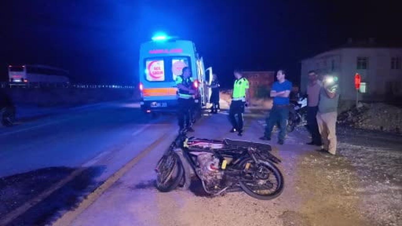 Trafik levhasına çarpan motosiklet hurdaya döndü: 1’i ağır 2 yaralı