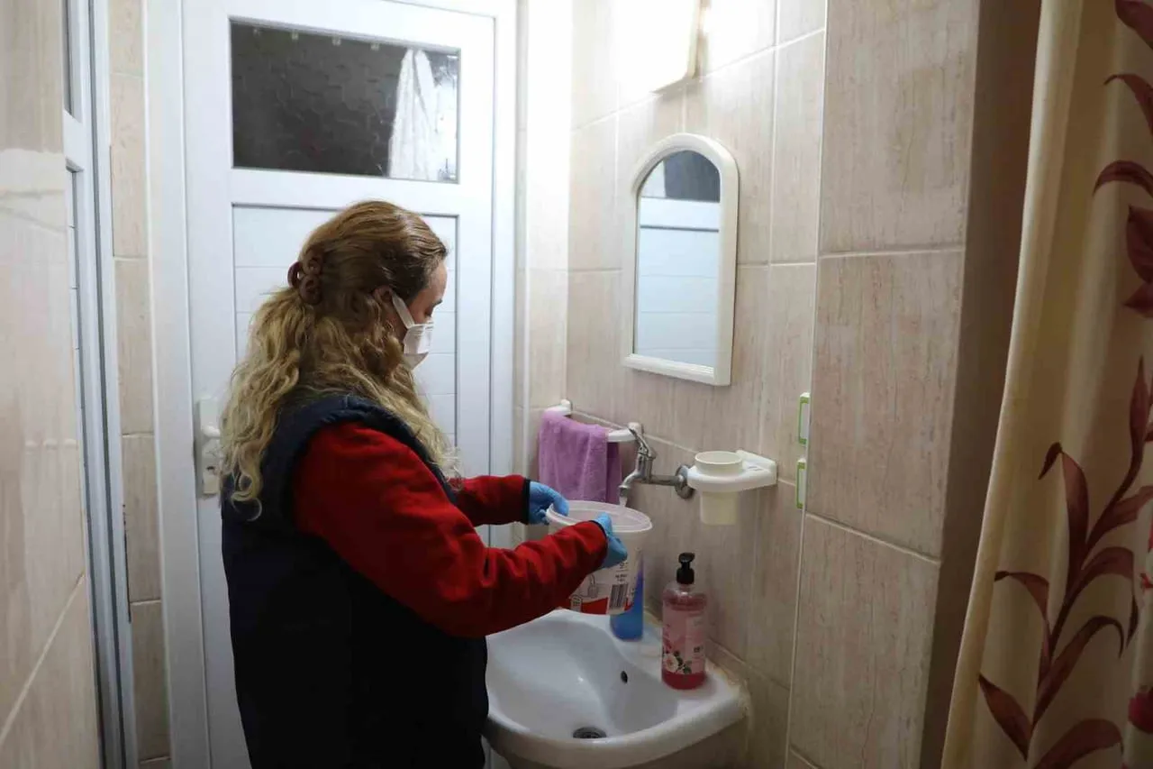 MANİSA’NIN ŞEHZADELER İLÇESİNDE BELEDİYE EKİPLERİ, GÜNLÜK YAŞAMINI TEK BAŞINA SÜRDÜRMEKTE ZORLANAN...