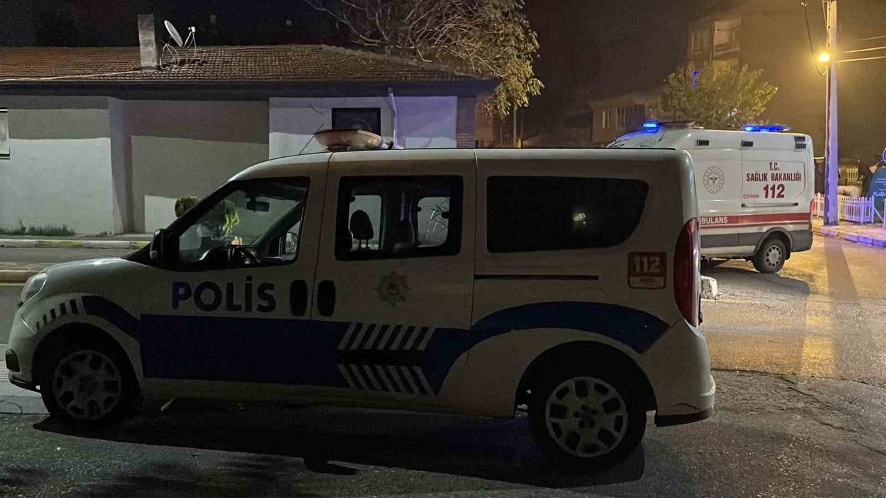 ÇORUM'DA 18 YAŞINDAKİ YABANCI UYRUKLU GENÇ, TANIMADIĞINI İDDİA ETTİĞİ BİR KİŞİNİN BIÇAKLI...