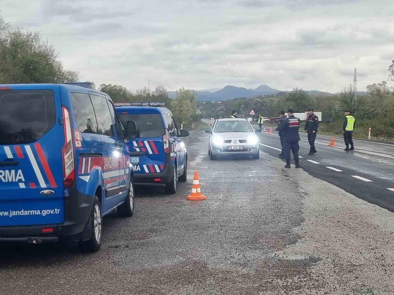 ZONGULDAK'IN ÇAYCUMA İLÇESİNDE JANDARMA EKİPLERİ, TRAFİK GÜVENLİĞİNİN SAĞLANMASI AMACIYLA YOL...