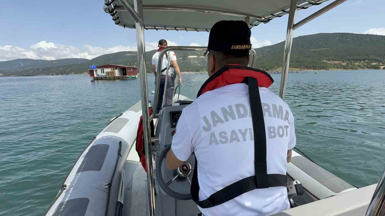 TOKAT İL JANDARMA KOMUTANLIĞINA BAĞLI JANDARMA ASAYİŞ BOT TİMİ, ALMUS BARAJ GÖLÜ'NDE HEM KAÇAK...