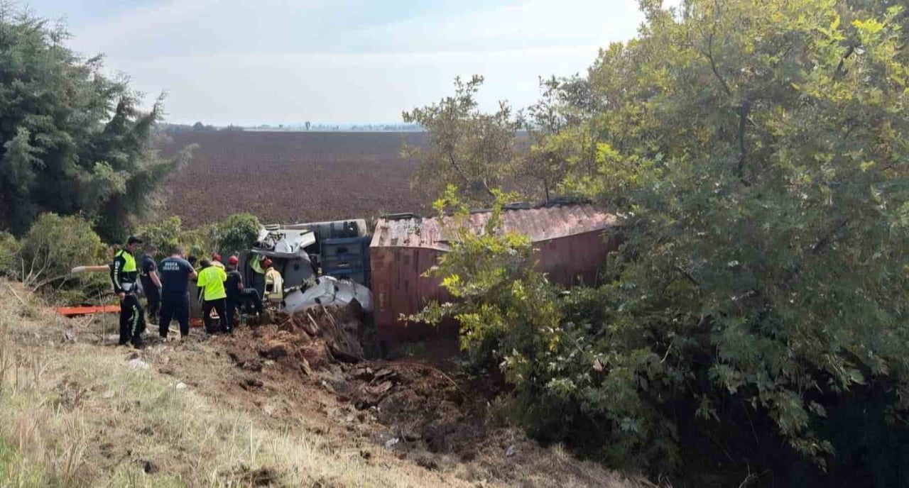 BURSA'DA KONTROLDEN ÇIKARAK TARLAYA UÇAN TIRIN SÜRÜCÜSÜ YARALANDI.