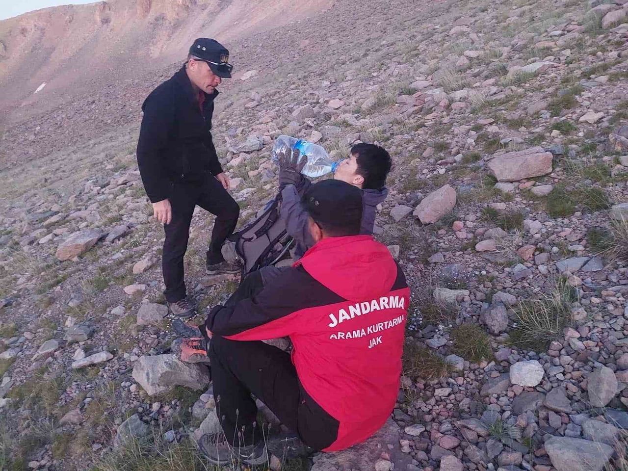 KAYSERİ’NİN HACILAR İLÇESİNDE BULUNAN ERCİYES DAĞI’NDA YÜRÜYÜŞ YAPTIĞI SIRADA MAHSUR KALAN YABANCI...