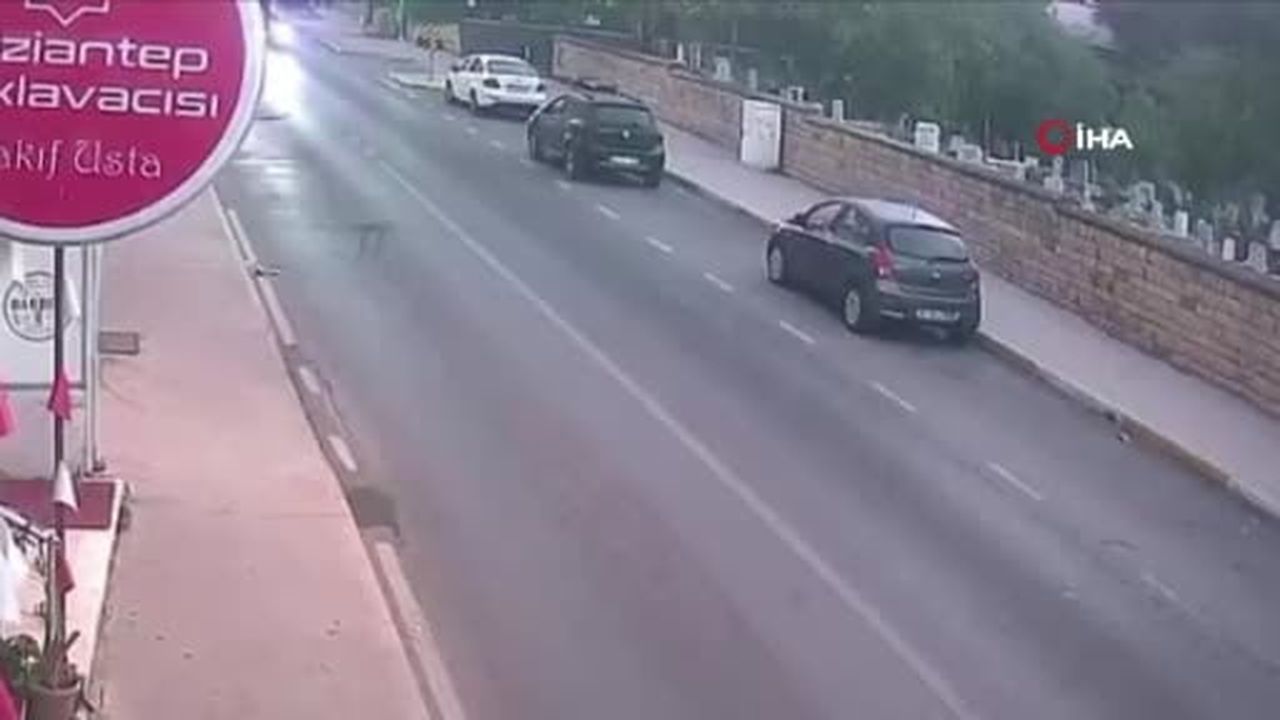 Kartal’da kontrolden çıkan otomobil araçlara çarpıp takla attı: Feci kaza kamerada