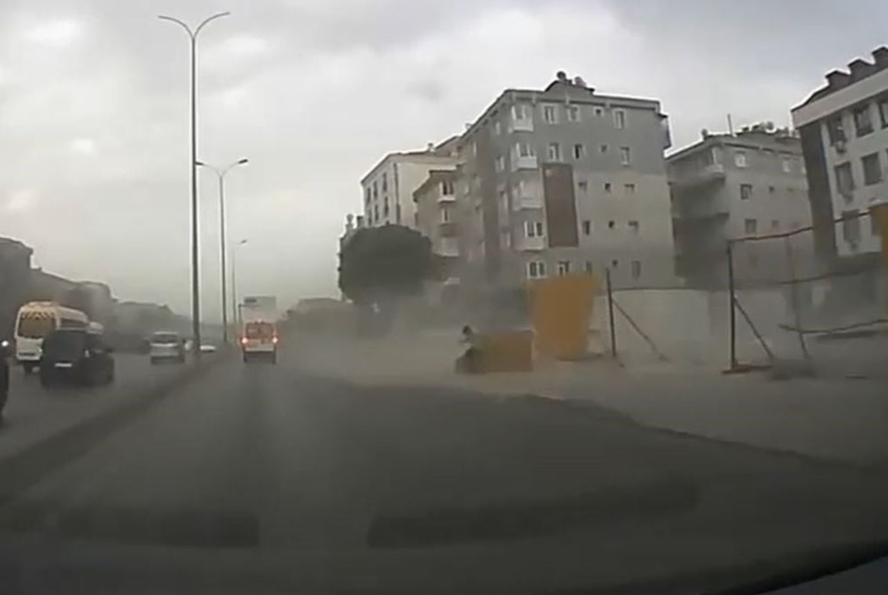 AVCILAR E-5 KARAYOLU YAN YOLDA FIRTINA NEDENİYLE SAVURULAN İNŞAAT BARİYERLERİ BİR VATANDAŞIN...