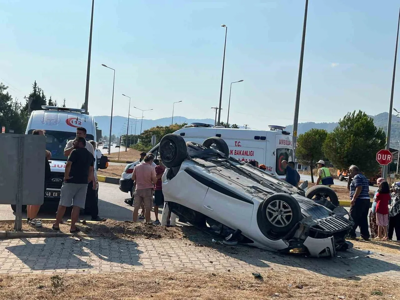 SEYDİKEMER’DE TIR İLE OTOMOBİL ÇARPIŞTI: 4 YARALI