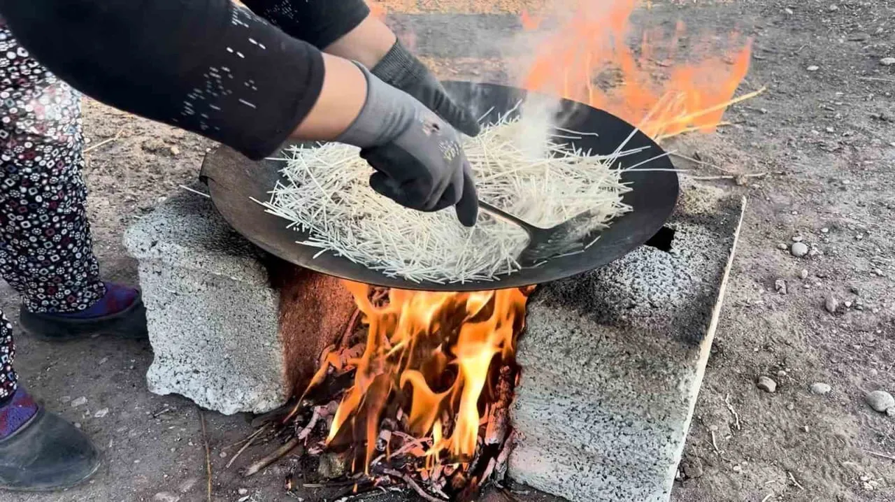 AĞRI MERKEZE BAĞLI YAZILI KÖYÜNDE KIŞ HAZIRLIKLARI KAPSAMINDA ERİŞTE MESAİSİ BAŞLADI. KÖY...