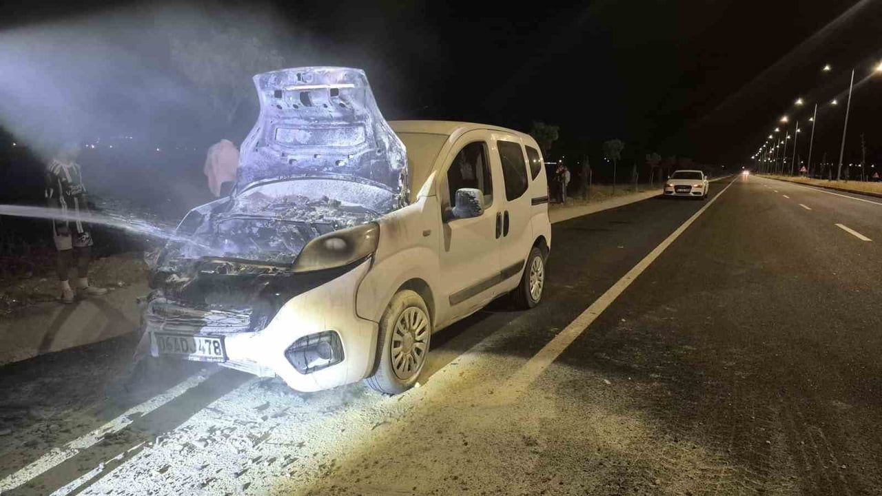 BATMAN'DA SEYİR HALİNDEKİ HAFİF TİCARİ ARAÇTA ÇIKAN YANGIN, VATANDAŞLARIN HIZLI MÜDAHALESİYLE...