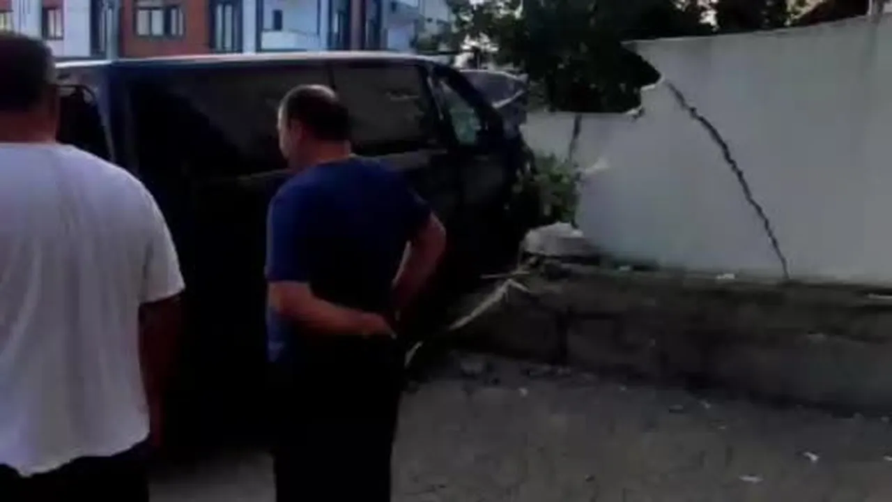 Arnavutköy’de kontrolden çıkan VIP minibüs binanın bahçesine daldı