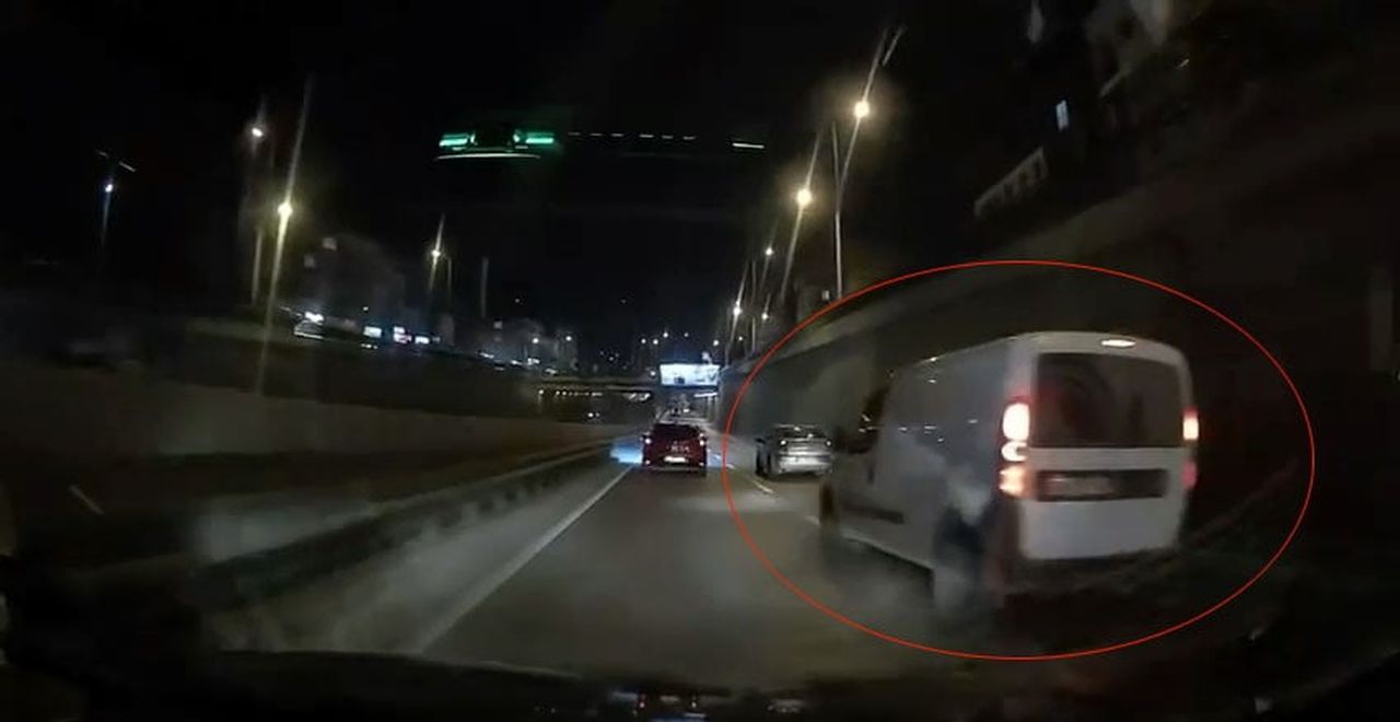 BURSA'DA HAFİF TİCARİ OTOMOBİL SÜRÜCÜSÜ MAKAS ATARAK TRAFİĞİ TEHLİKEYE ATTI. O ANLAR, BAŞKA BİR...