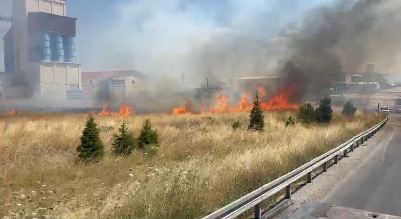 AFYONKARAHİSAR’DA YAŞANAN ANIZ YANGININDA DUMANDAN DOLAYI TRAFİKTE KISA SÜRELİ AKSAMA...