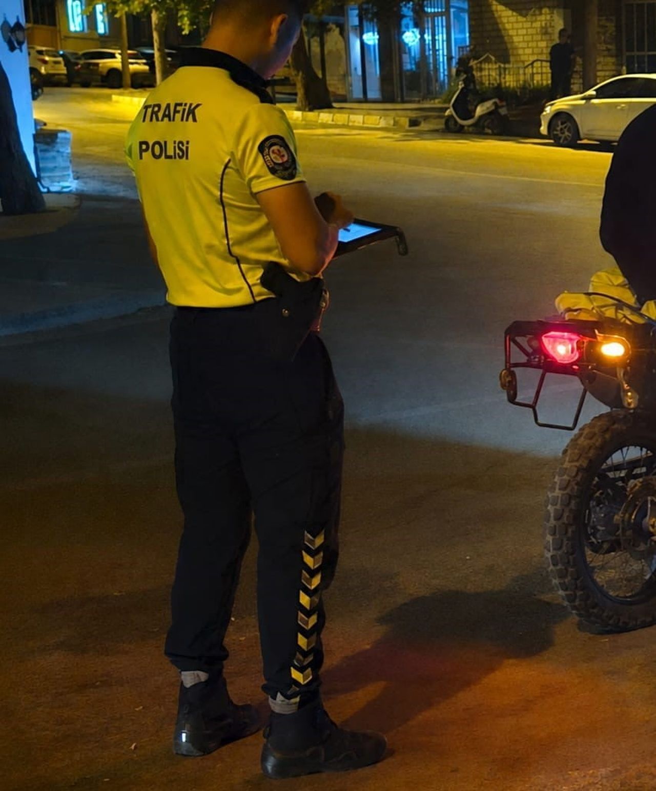 ÇANAKKALE’NİN GELİBOLU İLÇESİNDE DENETİMDEN KAÇAN MOTORSİKLETLİYE TOPLAMDA 320 BİN TL İDARİ PARA...