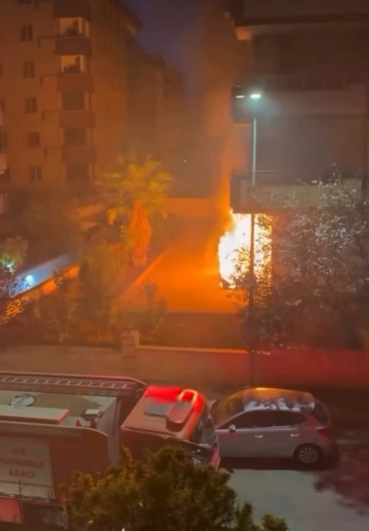 GAZİANTEP'TE PARK HALİNDEKİ ELEKTRİKLİ OTOMOBİL, ALEV ALEV YANDI.