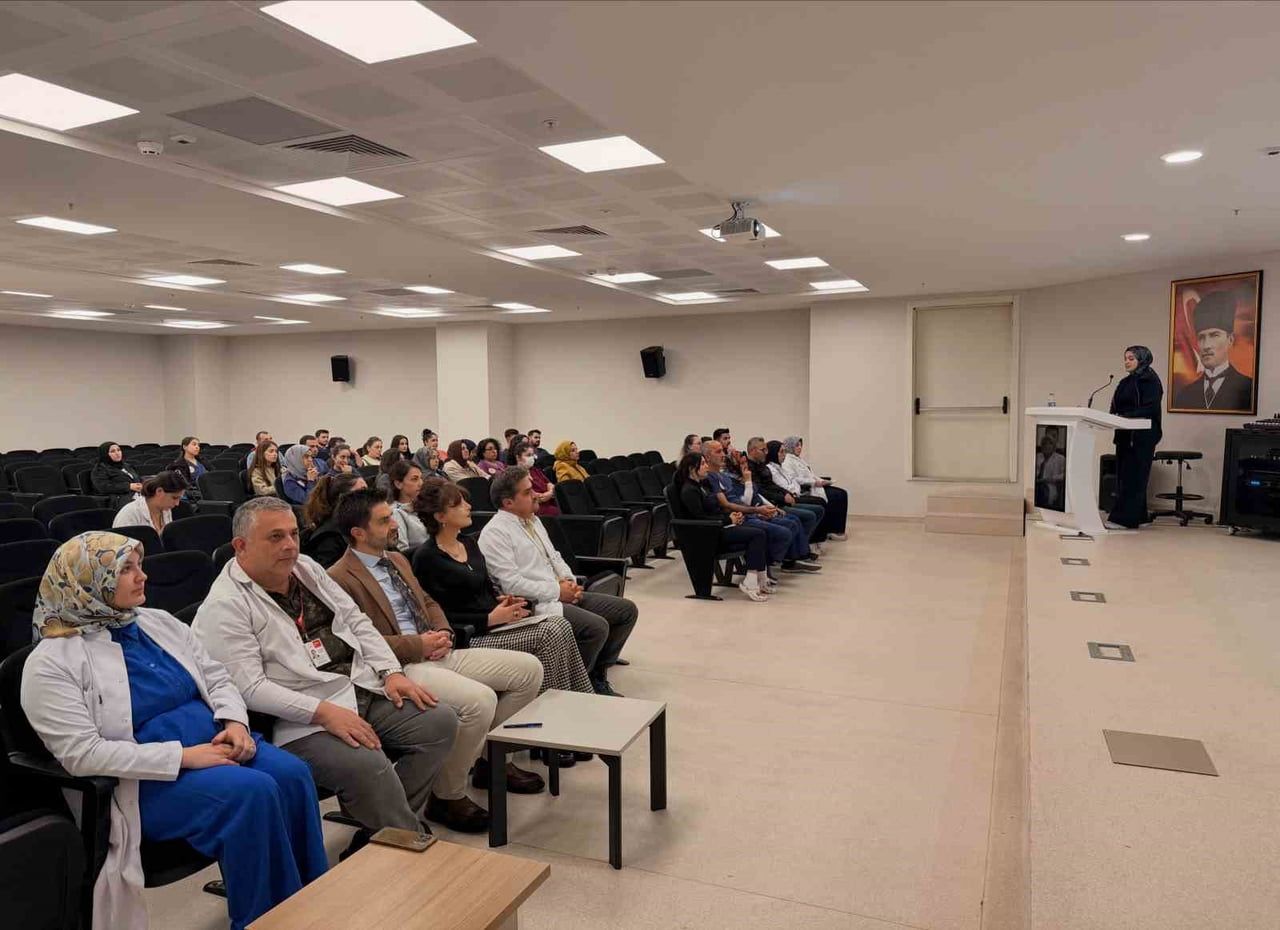 MENGÜCEK GAZİ EĞİTİM VE ARAŞTIRMA HASTANESİ'NDE (EAH), YOĞUN BAKIM ÜNİTELERİNDE GÖREV YAPAN SAĞLIK...