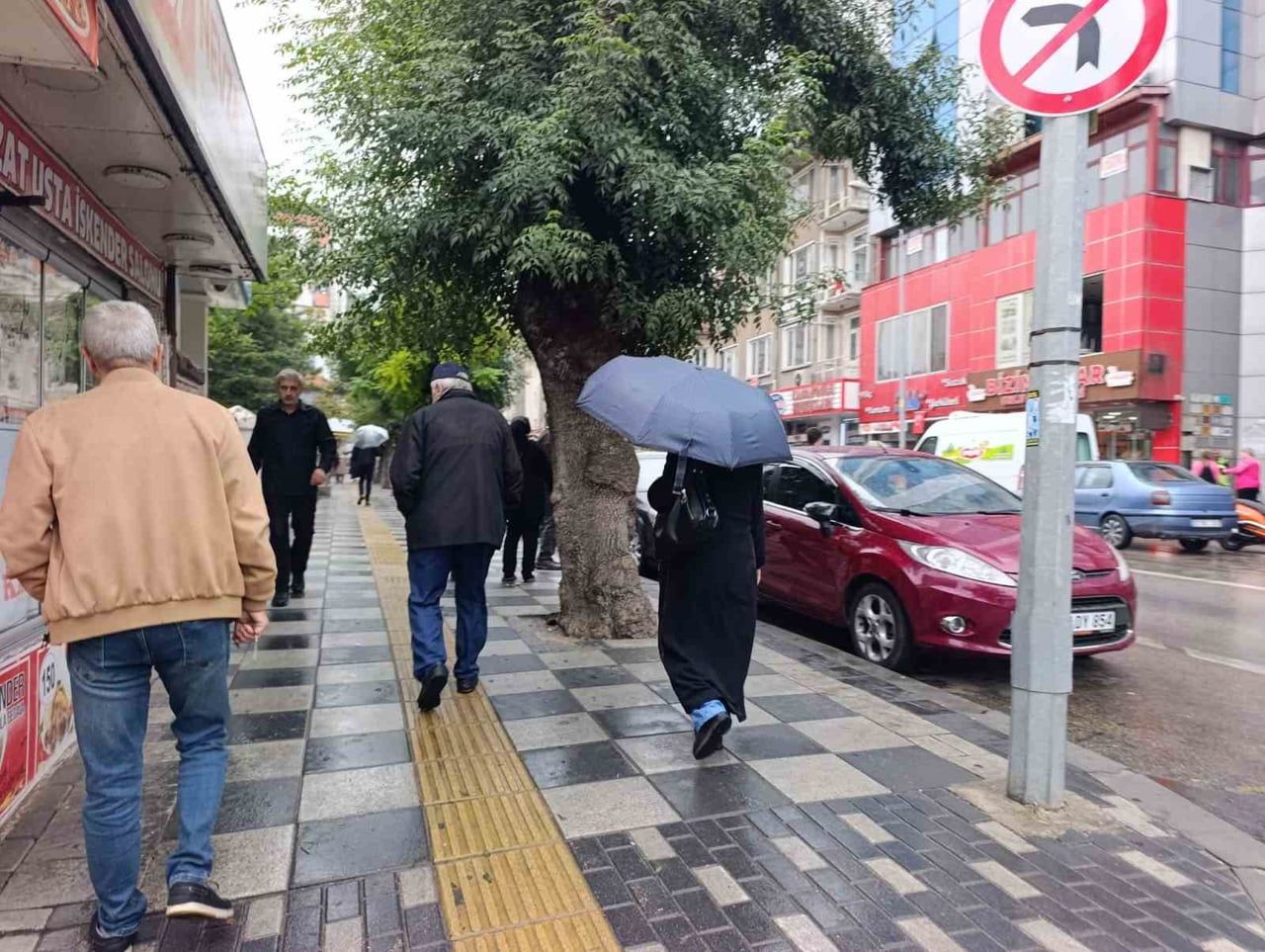 AFYONKARAHİSAR’DA METEOROLOJİ’NİN UYARILARININ ARDINDAN BEKLENEN YAĞIŞ SABAHIN ERKEN SAATLERİNDE...