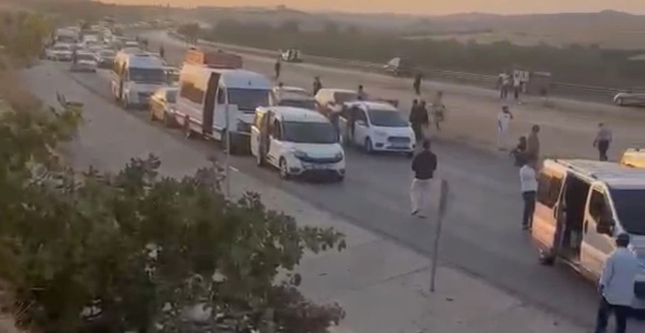 GAZİANTEP-NİZİP KARAYOLUNDA ÖLÜMLÜ KAZA EYLEMİ: YOLU TRAFİĞE KAPATTILAR, KAVŞAKTA DÜZENLEME...