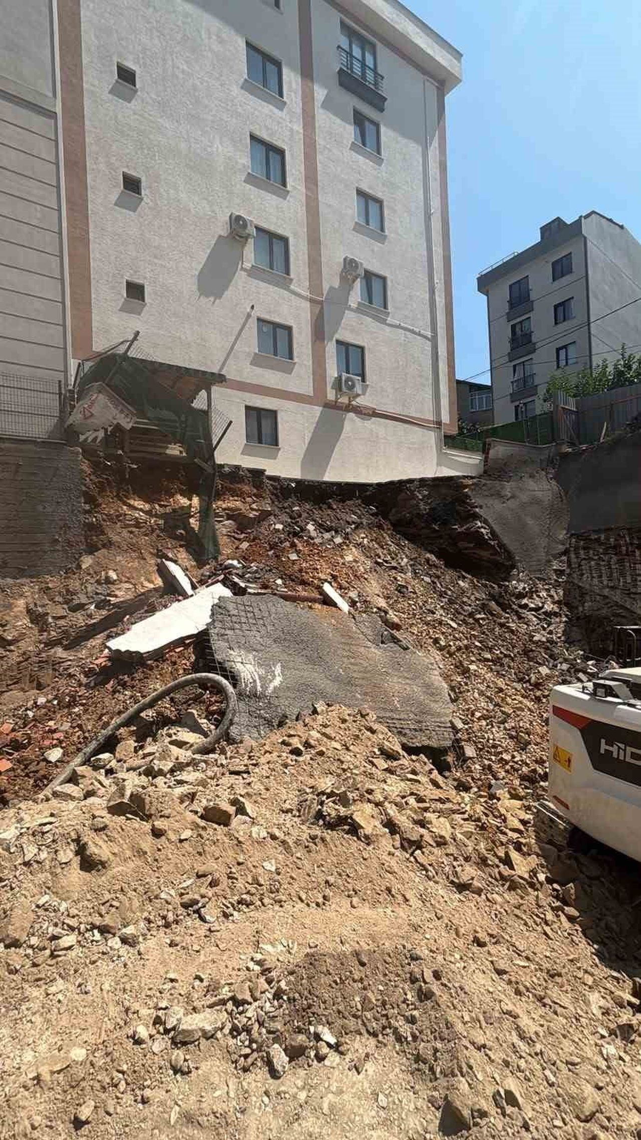 ÇATALMEŞE MAHALLESİ’NDE BİR İNŞAATIN TEMEL KAZISI SIRASINDA HAFRİYAT ÇÖKTÜ