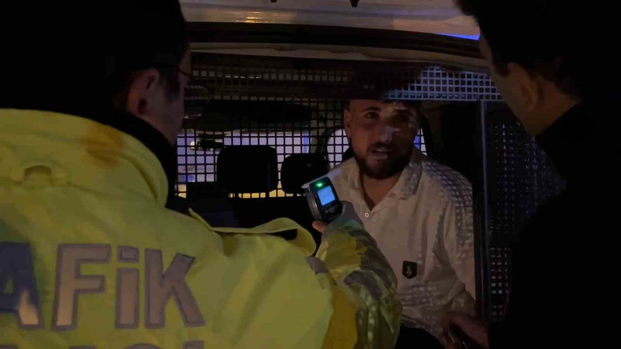BURSA'DA UYGULAMA YAPAN POLİS EKİPLERİNİ GÖREN ALKOLLÜ SÜRÜCÜ, ARACINI GERİ VİTESE TAKARAK KAÇMAYA...