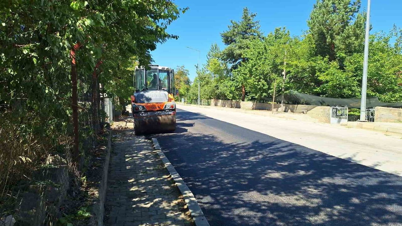 ERZİNCAN’IN TURİZM BELDESİ ÇAĞLAYAN’DA ASFALTLAMA ÇALIŞMALARI SÜRÜYOR