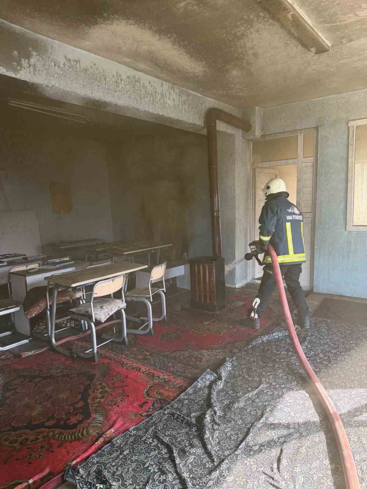 VAN'IN ÇALDIRAN İLÇESİNDEKİ BİR KUR’AN KURUSUNDA ÇIKAN YANGIN, İTFAİYE EKİPLERİ TARAFINDAN...