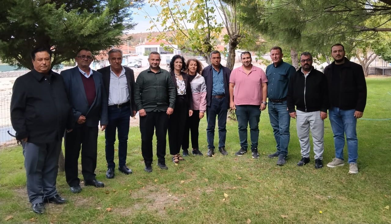 YUNUSEMRE MUHTARLAR DERNEĞİ BAŞKANI BEDRİYE PEHLİVAN, GEÇMİŞ YILLARA AİT SU TAHSİS BELGELERİNİ...