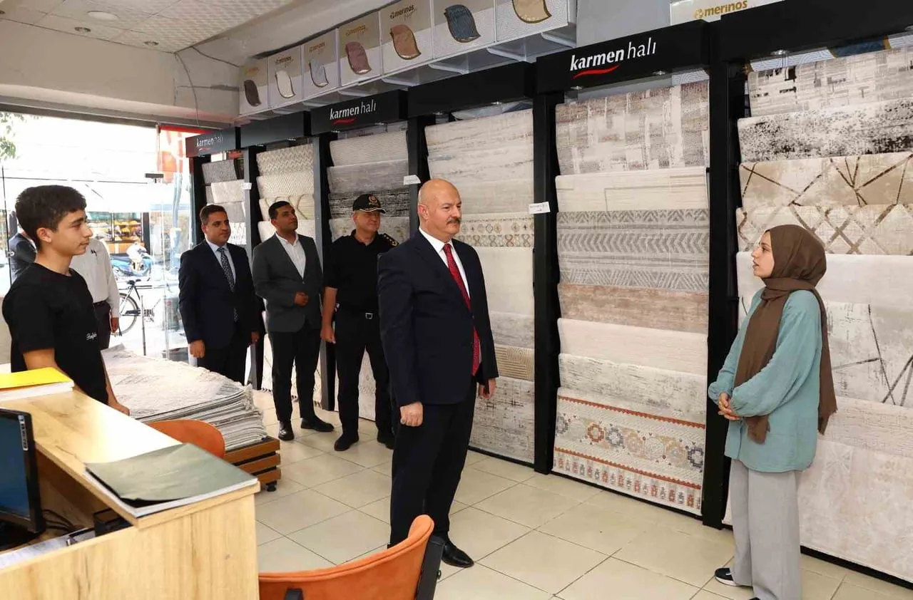ADIYAMAN VALİSİ ABDULLAH KÜÇÜK, SIRATUT MAHALLESİ CUMHURİYET CADDESİ’NDE FAALİYET GÖSTEREN ESNAFI...