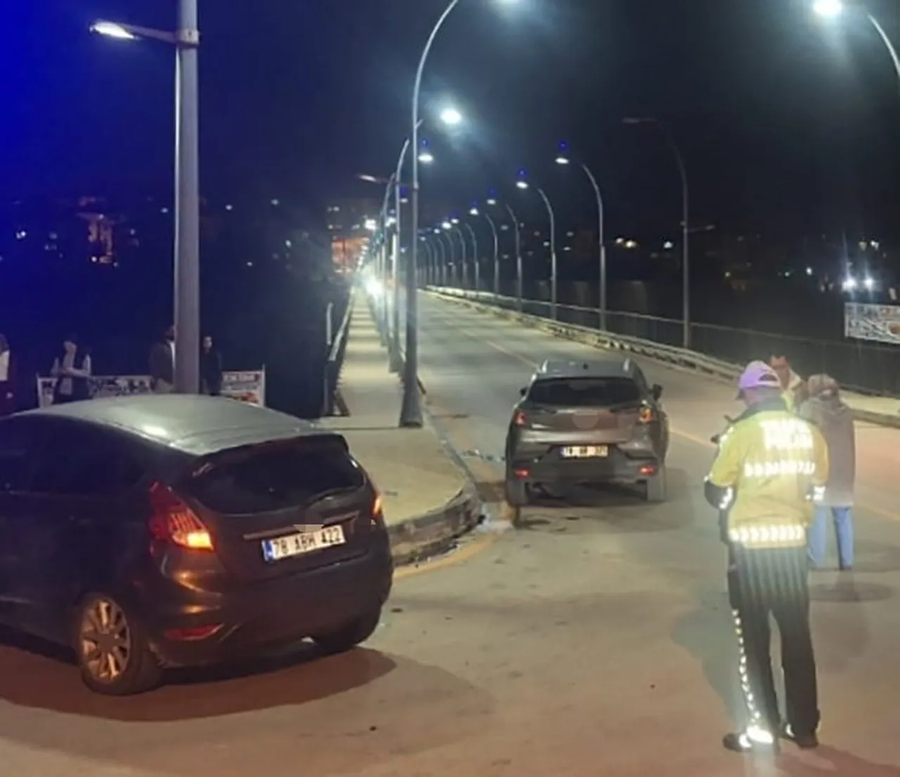 KARABÜK’TE İKİ OTOMOBİLİN KAVŞAKTA ÇARPIŞMASI SONUCU MEYDANA GELEN TRAFİK KAZASINDA 2 KİŞİ...