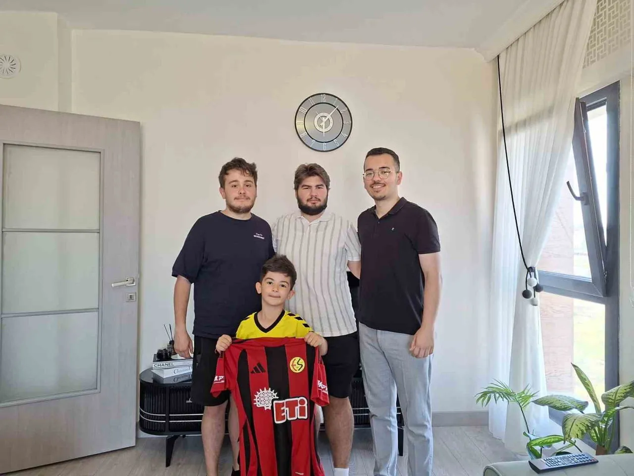 DAHA ÖNCE SU TABANCASI ALMAK İÇİN BİRİKTİRDİĞİ PARAYI ESKİŞEHİRSPOR’A BAĞIŞLAYARAK GÜNDEM OLAN...