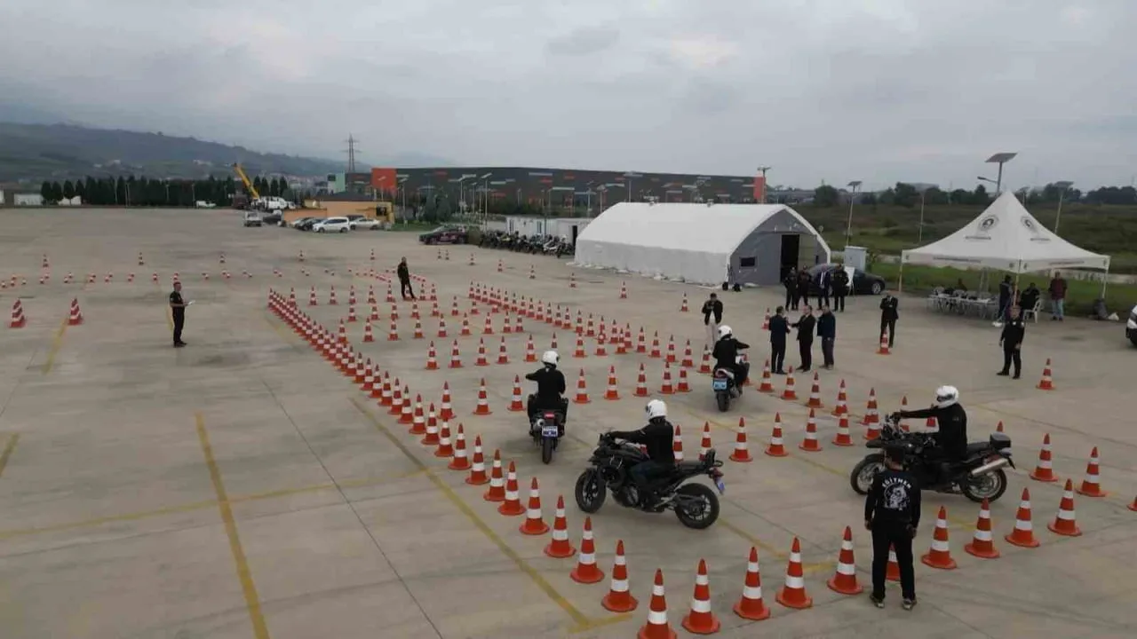 SAĞLIK BAKANLIĞI EMRİNDEKİ MOTOSİKLETLİ AMBULANS ŞOFÖRLERİ, 90 SANİYE İÇERİSİNDE VAKAYA ÇIKIŞ...