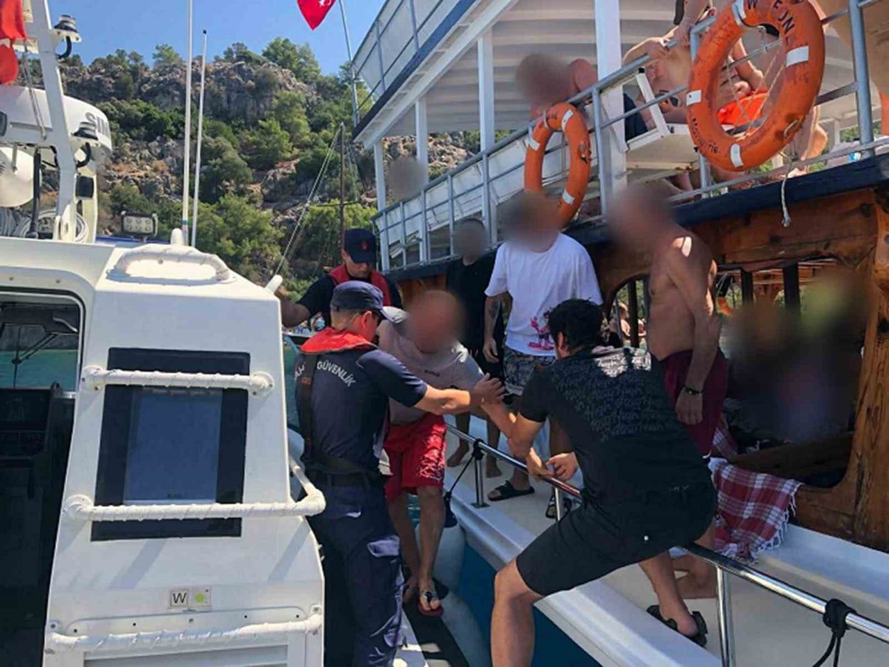 MUĞLA’NIN MARMARİS İLÇESİ AÇIKLARINDA SEYREDEN İKİ AYRI GEZİ TEKNESİNDEN 2 KİŞİ SAHİL GÜVENLİK...