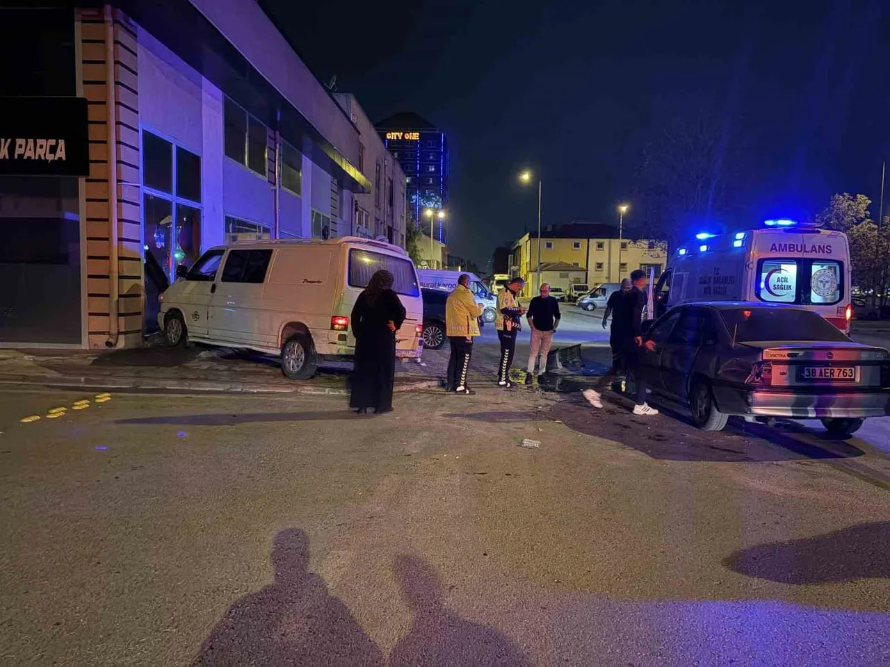 KAYSERİ’NİN KOCASİNAN İLÇESİNDE OTOMOBİL İLE MİNİBÜSÜN ÇARPIŞTIĞI KAZADA, OTOMOBİLDEKİ İKİ KİŞİ...