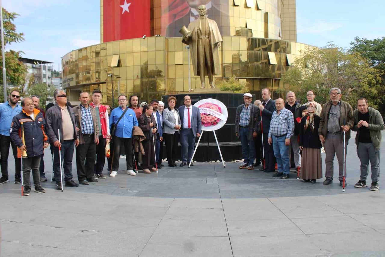 15 EKİM DÜNYA BEYAZ BASTON KÖRLER GÜVENLİK GÜNÜ’NDE AÇIKLAMA YAPAN ALTI NOKTA KÖRLER DERNEĞİ AYDIN...
