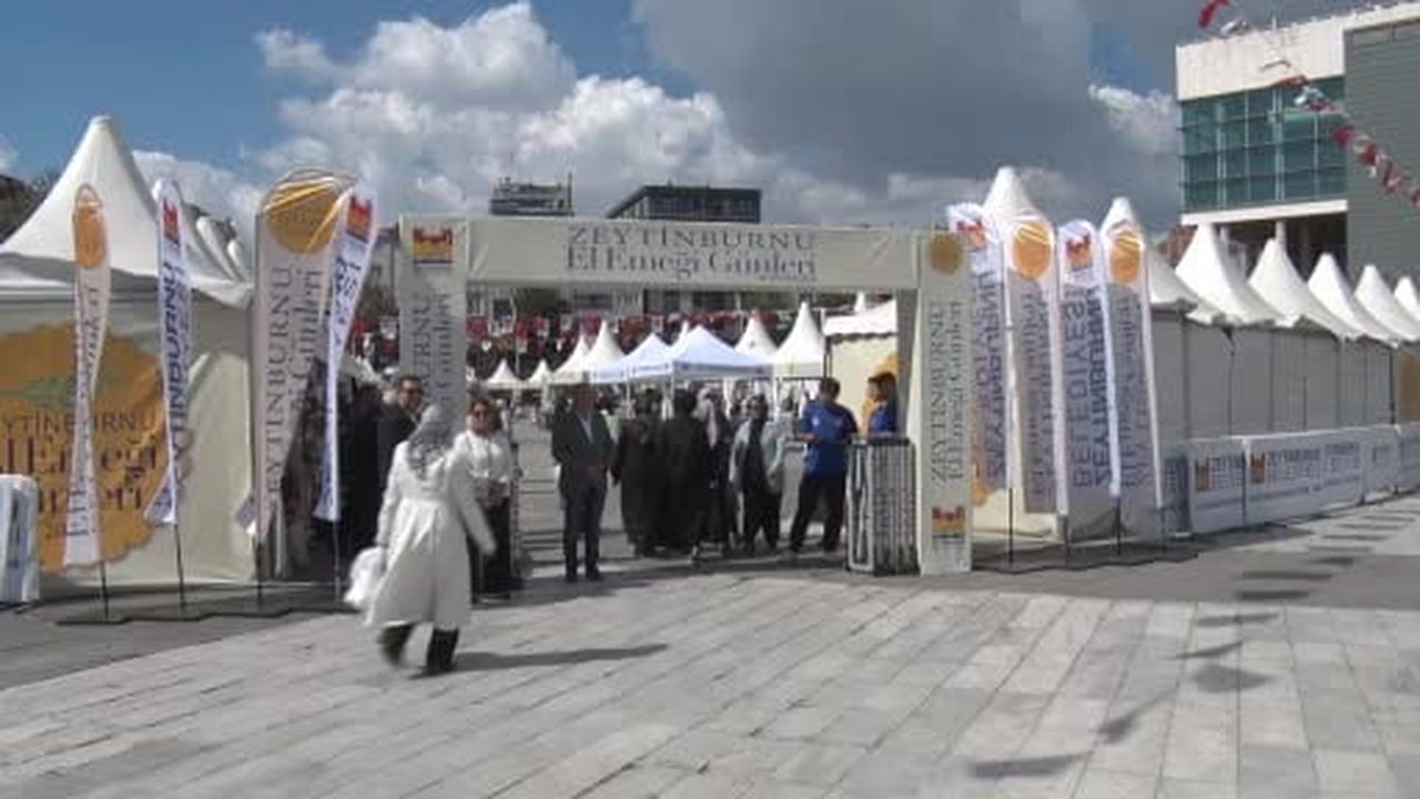 Zeytinburnu’nda kadınların el emeği ürünleri 15 Temmuz Meydanı’nda satışa çıktı